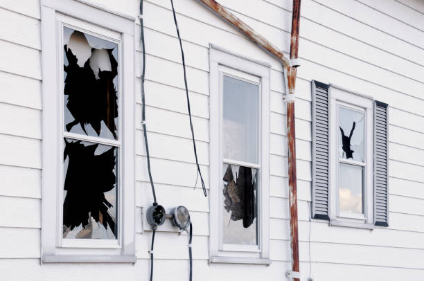 broken fenêtres, le vandalisme, de la catastrophe de la terre, du vent ou des dommages en cas de tremblement de terre - vandalism photos et images de collection