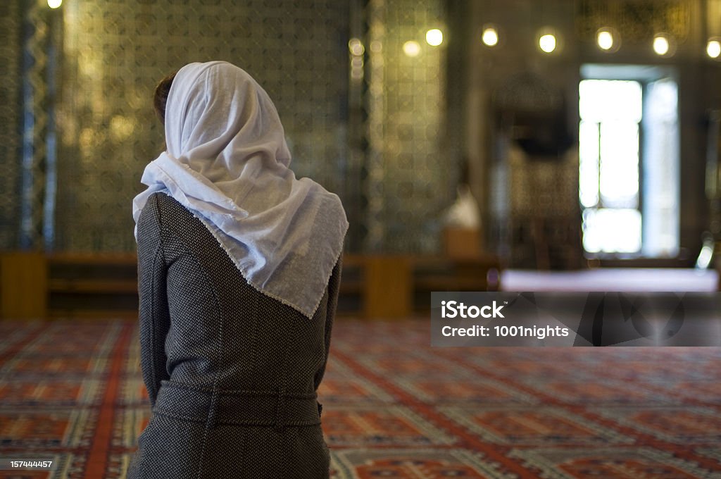 이슬람교도 여자 는 기도하기 있는 모스크 - 로열티 프리 여자 스톡 사진