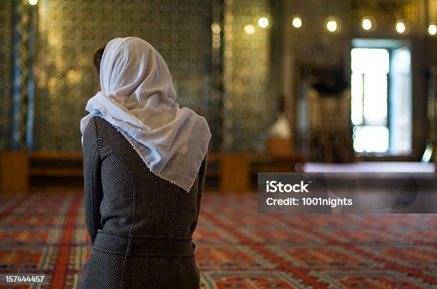 Foto de Muçulmanos Mulher Reza Na Mesquita e mais fotos de stock de Mulheres - Mulheres, Só Uma Mulher, Islã