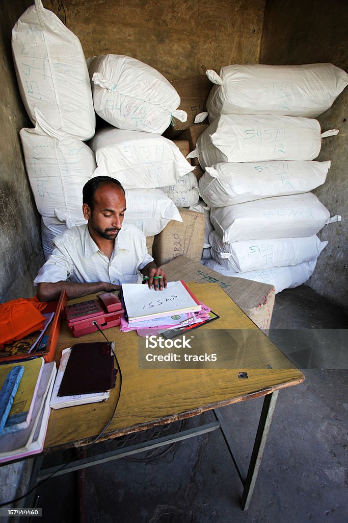 Indian trabajadores: Gestión de almacén - Foto de stock de Caridad y Auxilio libre de derechos