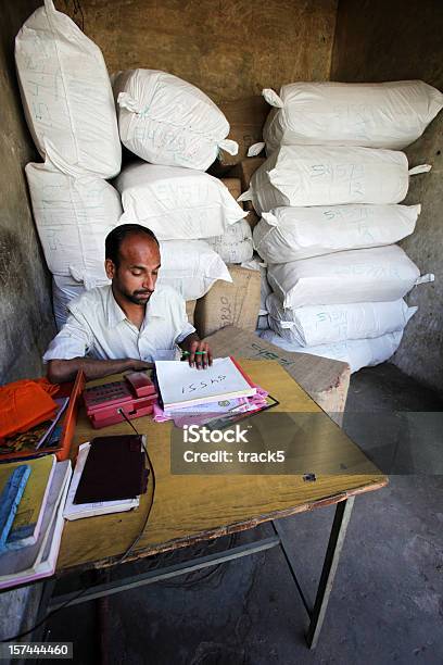 Indian Trabajadores Gestión De Almacén Foto de stock y más banco de imágenes de Caridad y Auxilio - Caridad y Auxilio, Países en vías de desarrollo, Hombres