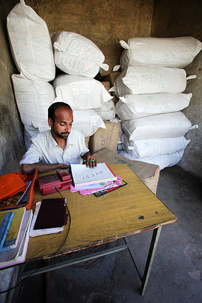 indian trabalhadores: gestão de armazém - developing countries small business india owner - fotografias e filmes do acervo