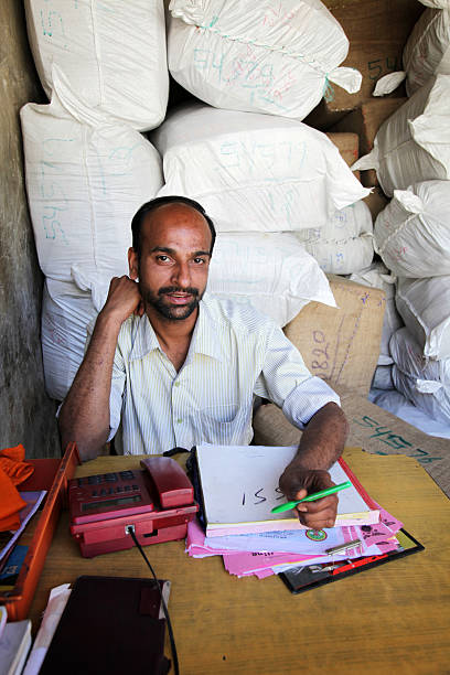 indischer mitarbeiter: die entwicklung business - developing countries small business india owner stock-fotos und bilder