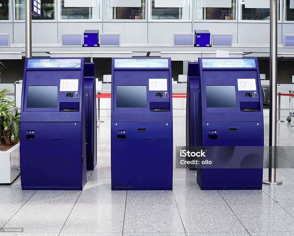Verificação rápida em contadores de no aeroporto - Royalty-free Check-In Automático Foto de stock