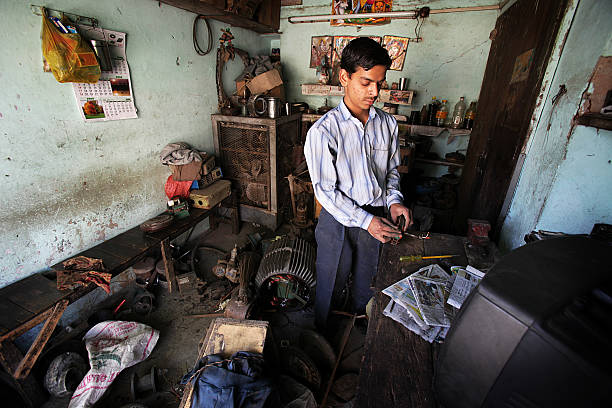 indischer mitarbeiter: elektriker's workshop - developing countries small business india owner stock-fotos und bilder