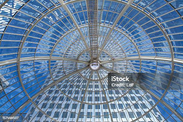 Arranhacéu De Vista De Um Cúpula De Vidro - Fotografias de stock e mais imagens de Canada Tower - Canada Tower, Exterior de edifício, Alto - Descrição Física