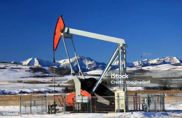 Foto de Red Pumpjack No Inverno e mais fotos de stock de Indústria Petrolífera - Indústria Petrolífera, Neve, Alberta