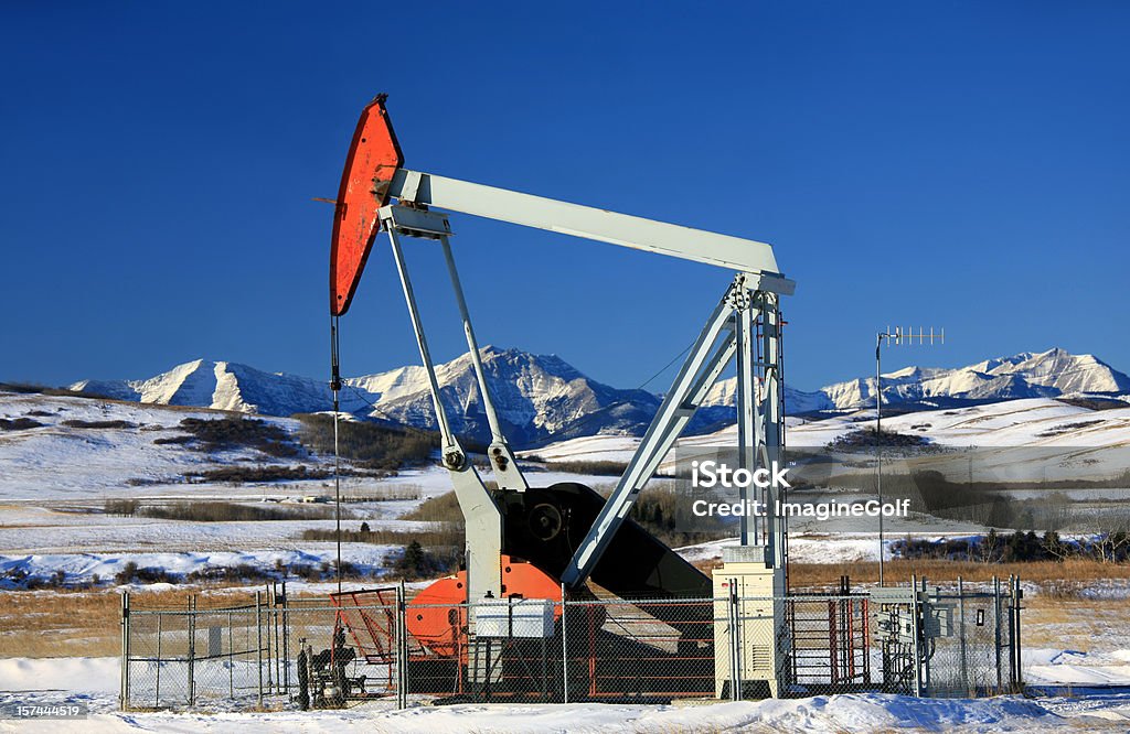 Красный Pumpjack зимой - Стоковые фото Нефтяная промышленность роялти-фри