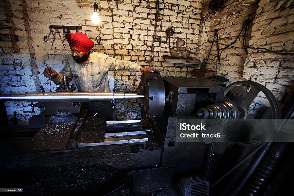 Indischer Mitarbeiter: Drehmaschine Arbeiter - Lizenzfrei Indien Stock-Foto