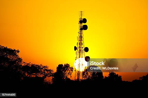 Sol Sesconde Detrás De Africanos Torre De Telecomunicaciones Foto de stock y más banco de imágenes de Aparato de telecomunicación