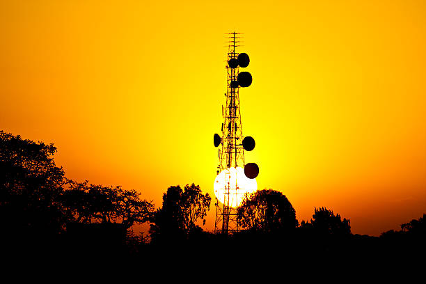 サンセットの背後にアフリカテレコムズタワー - nature tranquil scene sunset orange ストックフォトと画像