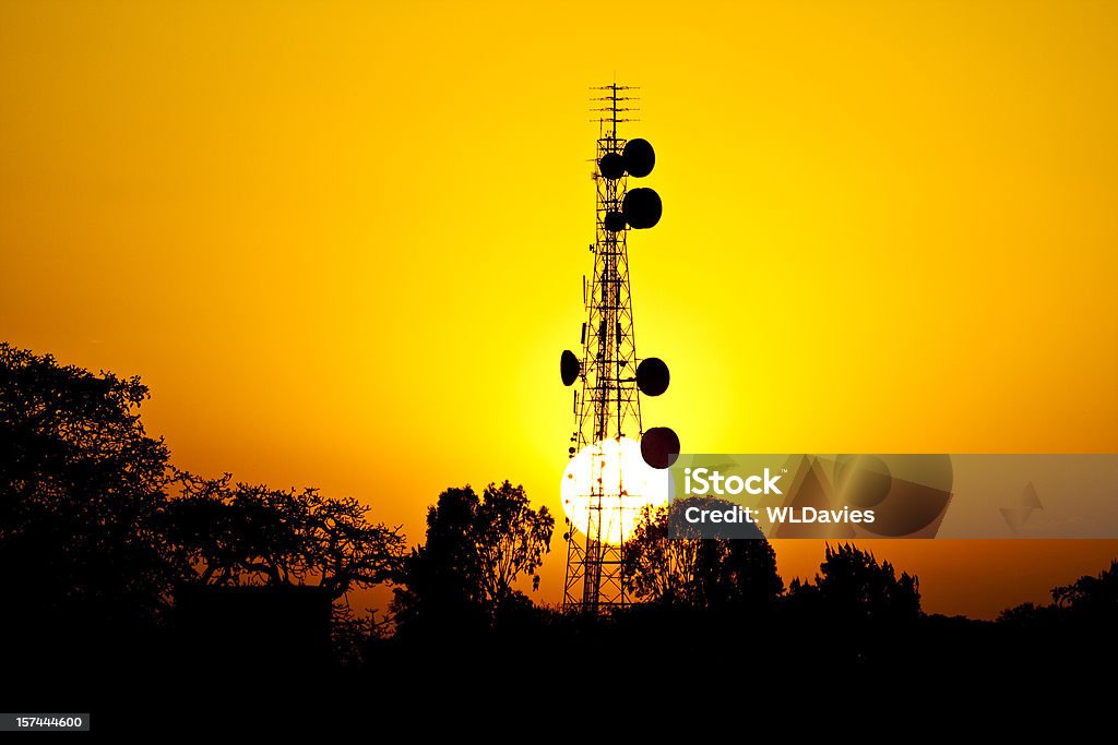 Sol se põe atrás das telecomunicações tower africano - Foto de stock de Equipamento de telecomunicações royalty-free