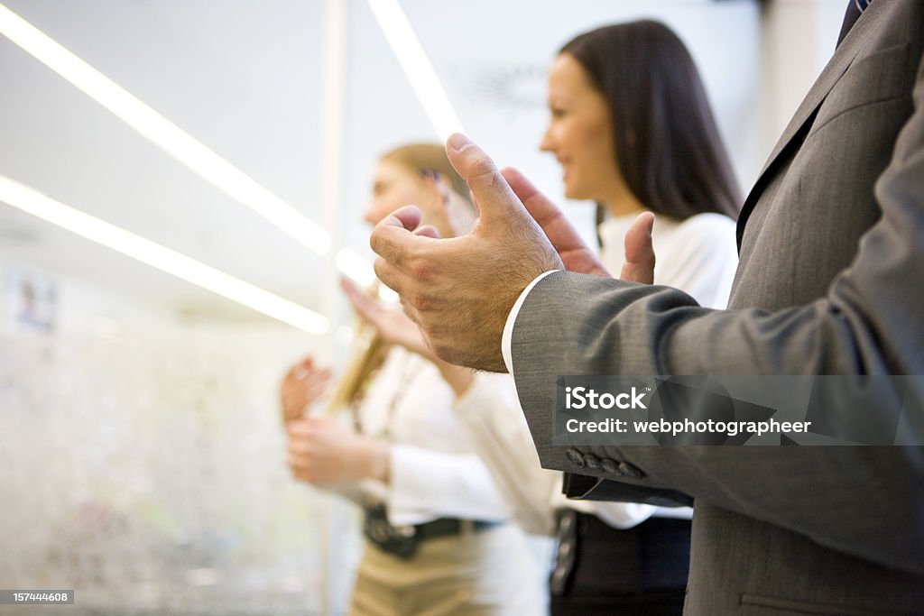 Commerciante Battere le mani - Foto stock royalty-free di Sfocato