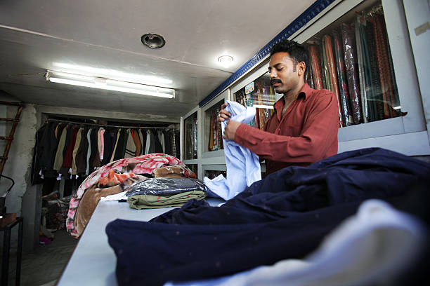 indischer mitarbeiter: wäscherei im haus - developing countries small business india owner stock-fotos und bilder