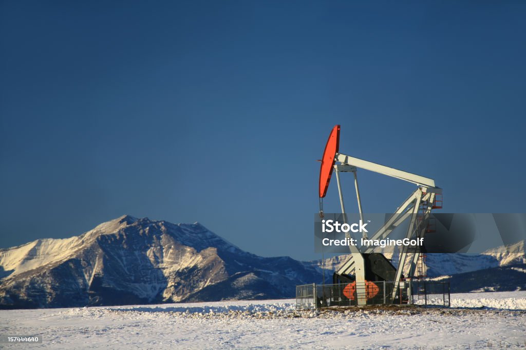 Rojo Pumpjack en invierno - Foto de stock de Acero libre de derechos