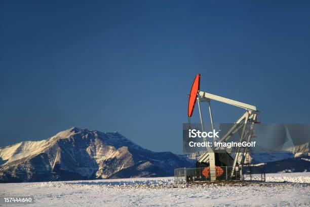 Red Pumpjack W Zimie - zdjęcia stockowe i więcej obrazów Alberta - Alberta, Bez ludzi, Bezchmurne niebo