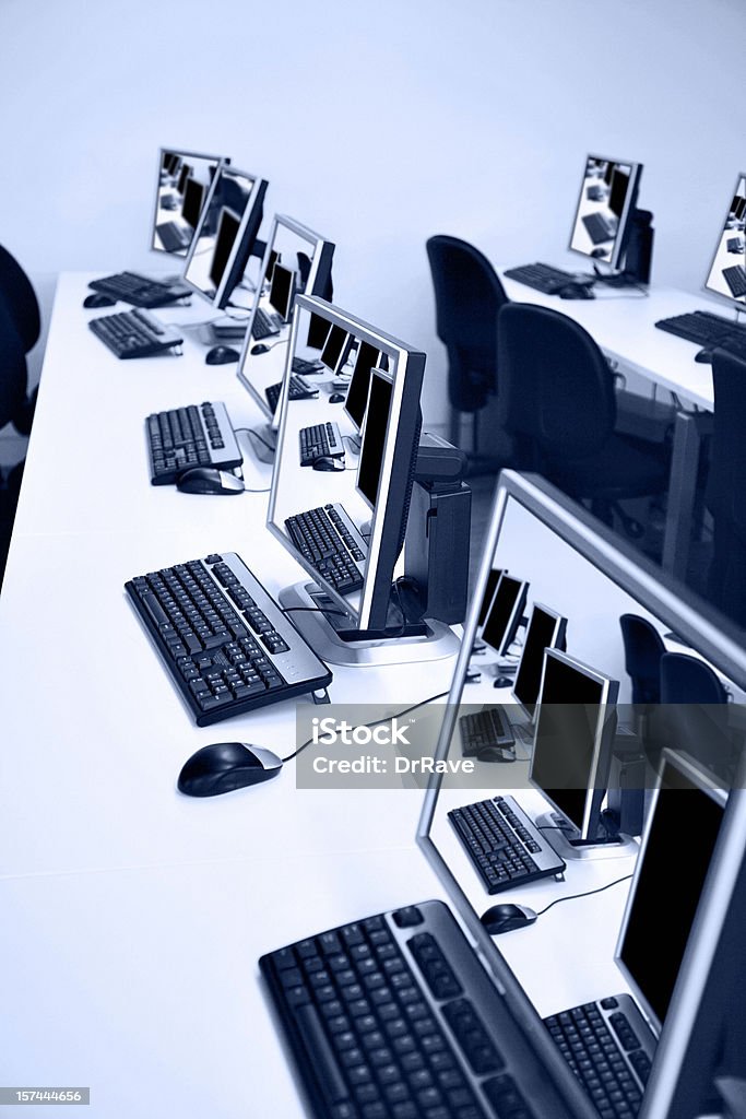 Mesas largas con ordenadores de polietileno en un color azul. - Foto de stock de Laboratorio de ordenadores libre de derechos