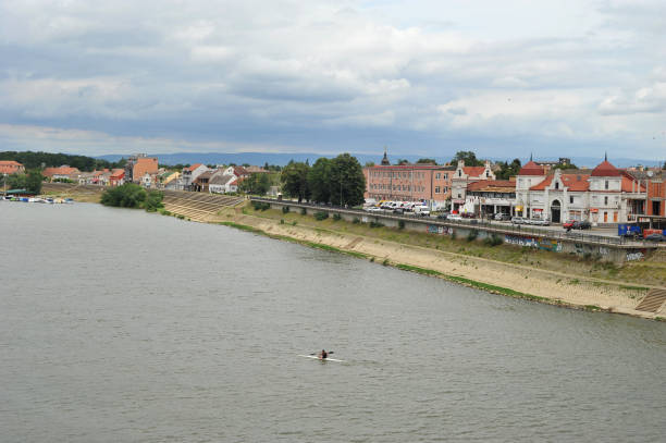 panoramablick auf die stadt sremska mtrovica und den fluss save in serbien - save costs stock-fotos und bilder