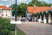 modell-eines-leeren-schildes-auf-unscharfem-hintergrund-des-historischen-herrenhofs.jpg?b=1&s=170x170&k=20&c=wXJv8JHfH5SbAbofOkb2jZVin-Ha1uGBPpibM9Wha90=