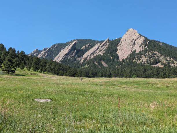 flatirons de boulder, colorado - flatirons colorado boulder mountain range - fotografias e filmes do acervo