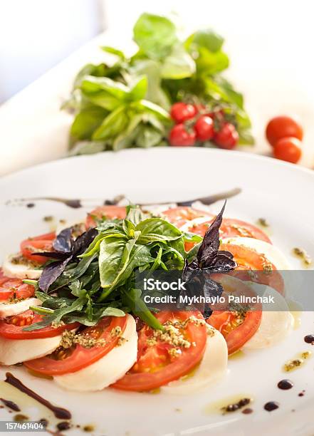 Ensalada Caprese Foto de stock y más banco de imágenes de Albahaca - Albahaca, Alimento, Aperitivo - Plato de comida