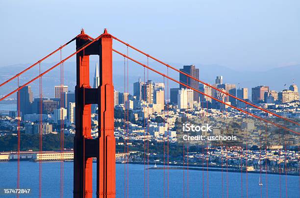 Foto de Golden Gate Bridge E O Horizonte De São Francisco e mais fotos de stock de Golden Gate Bridge - Golden Gate Bridge, Silhueta urbana, Dourado - Descrição de Cor