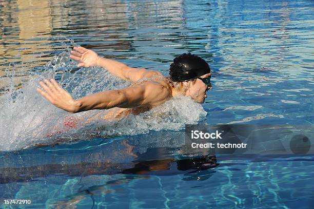 Macho Nadador En Mariposa Foto de stock y más banco de imágenes de Competición - Competición, Natación, 20-24 años