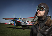 pilot-mit-dem-flugzeug.jpg?b=1&s=170x170