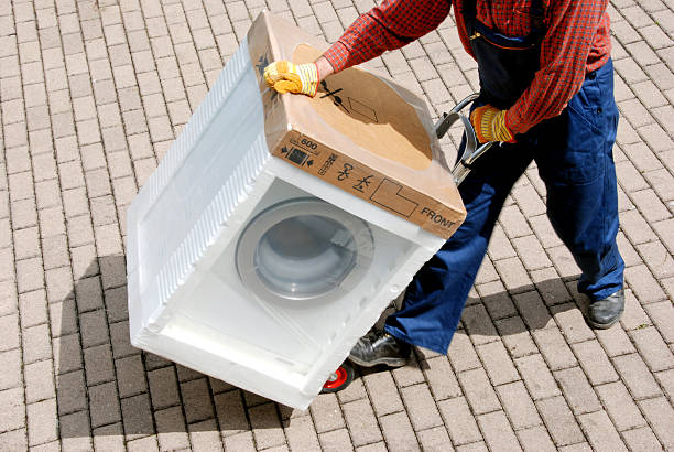 lieferung neuen waschmaschine - haushaltsmaschinen stock-fotos und bilder