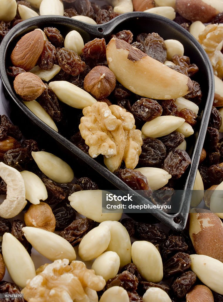 Nueces y pasas en el corazón - Foto de stock de Alimento libre de derechos