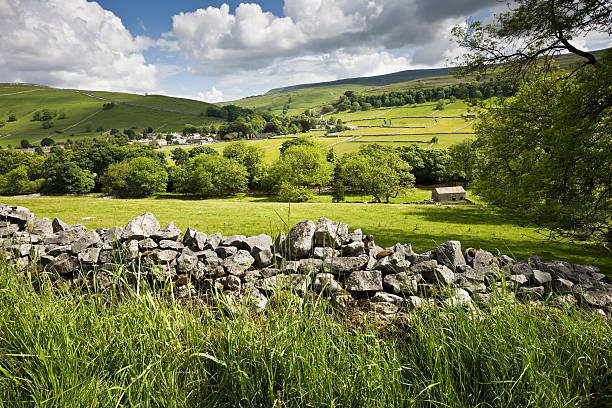 yorkshire campo y village - yorkshire fotografías e imágenes de stock