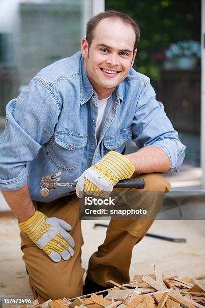 Home Appaltatore Uomo Lavorando Sulla Ristrutturazione - Fotografie stock e altre immagini di Adulto