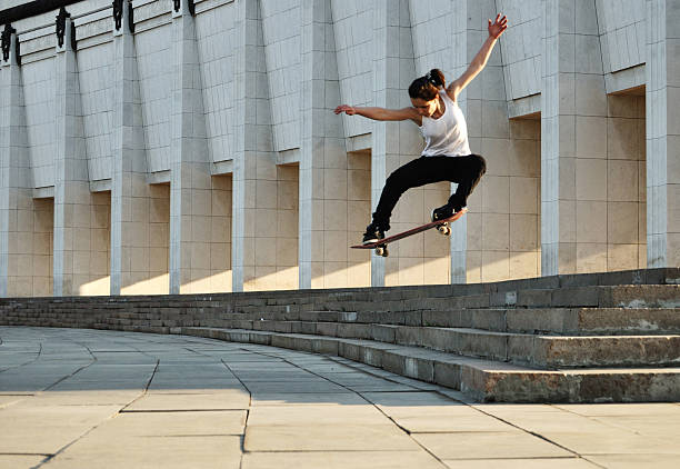 skater-mädchen - city life urban scene skateboarding skateboard stock-fotos und bilder