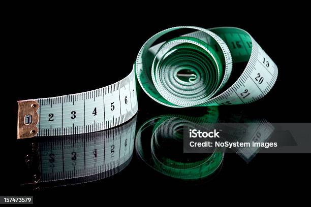 Зеленый Измерительная Лента — стоковые фотографии и другие картинки Метр - приспособление для измерения длины - Метр - приспособление для измерения длины, Чёрный фон, Завитой