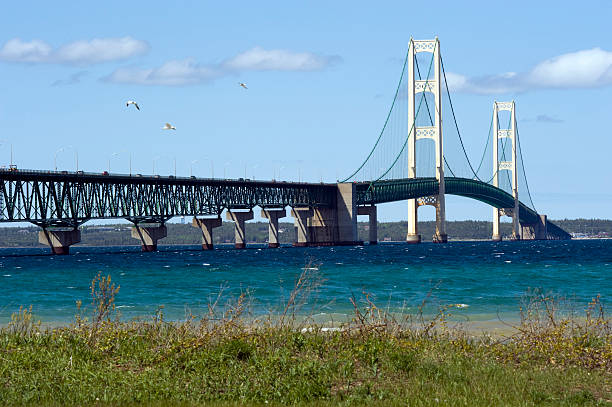 미시간 왜고너의 매키낙 구름다리 - straits of mackinac 뉴스 사진 이미지