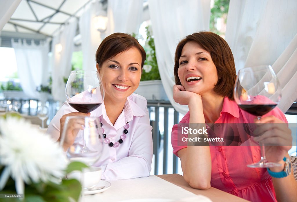 Две молодые женщины в ресторане - Стоковые фото 20-24 года роялти-фри
