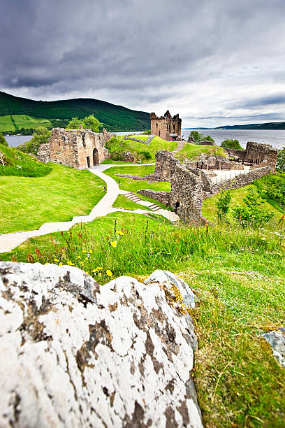 castello di urquhart - scotland castle loch ness urquhart castle foto e immagini stock