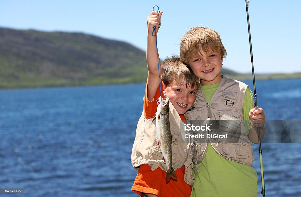 Deux garçons de pêche - Photo de 4-5 ans libre de droits