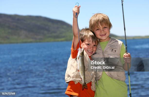 Dois Rapazes De Pesca - Fotografias de stock e mais imagens de 4-5 Anos - 4-5 Anos, 6-7 Anos, 8-9 Anos