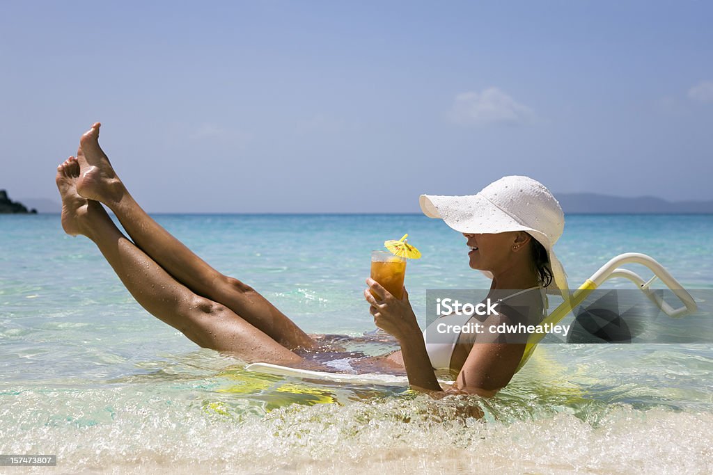 Mulher curtindo a praia - Foto de stock de Descalço royalty-free