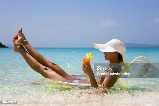 Foto de Mulher Curtindo A Praia e mais fotos de stock de Descalço - Descalço, Verão, Férias