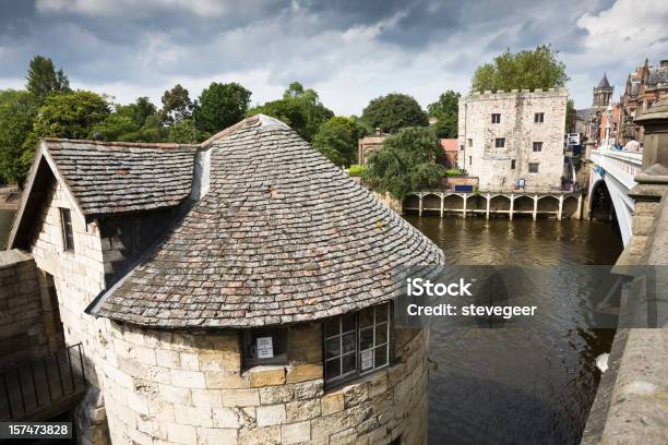 Foto de Ponte Sobre O Rio E Em York Towers e mais fotos de stock de Torre - Estrutura construída - Torre - Estrutura construída, Arquitetura, Centro da cidade