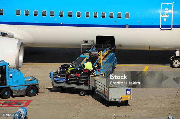 Settore Aereo Trasporto Bagagli - Fotografie stock e altre immagini di Aeroplano - Aeroplano, Aeroporto, Nastro trasportatore