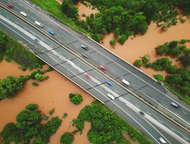 autostrada przecina równinę zalewową rzeki - crossing east driving transportation zdjęcia i obrazy z banku zdjęć