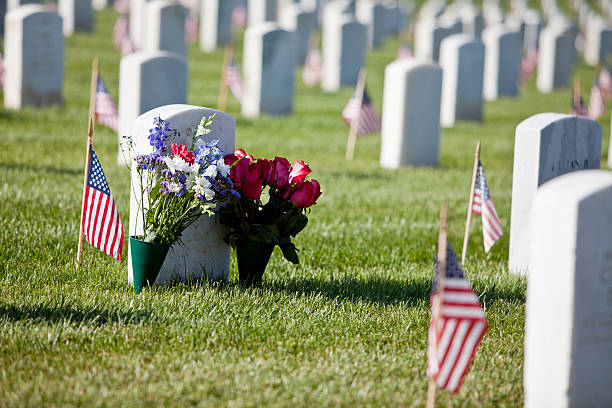 memorial day flowers at the cemetery - blommor grav bildbanksfoton och bilder
