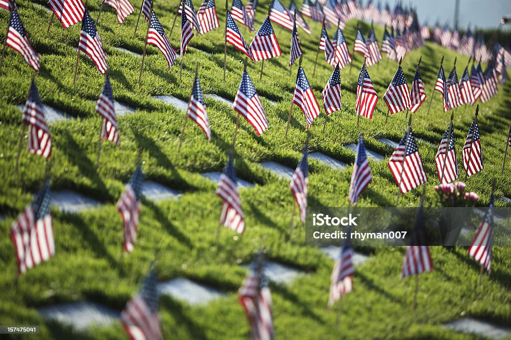 Memorial Day Flags al Cimitero - Foto stock royalty-free di Bandiera commemorativa