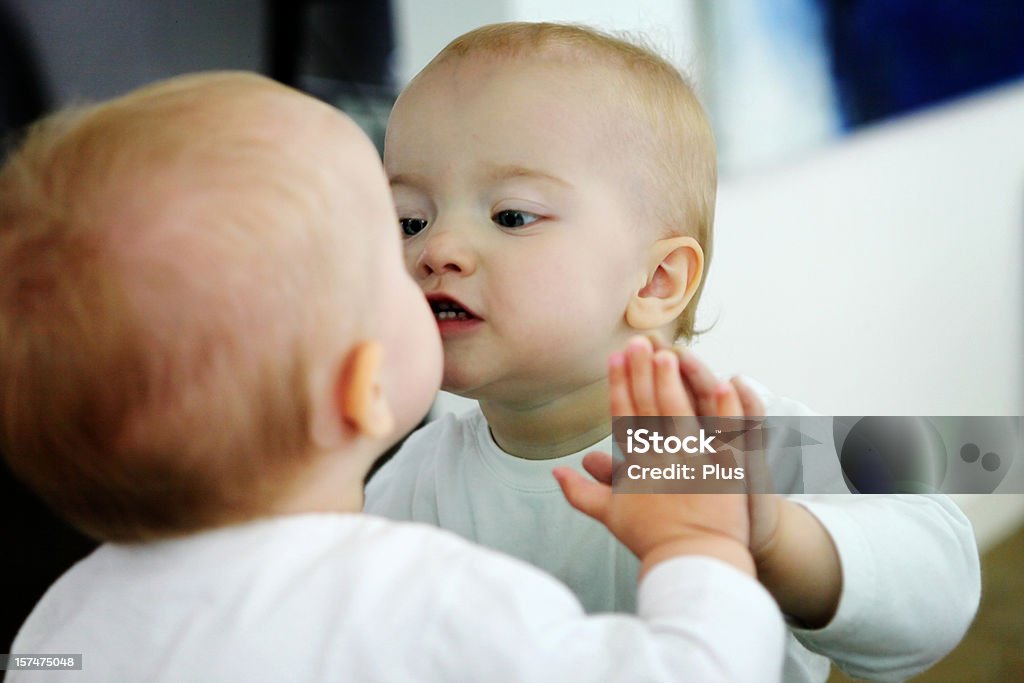 Bebê olhando-se em um espelho - Foto de stock de Bebê royalty-free