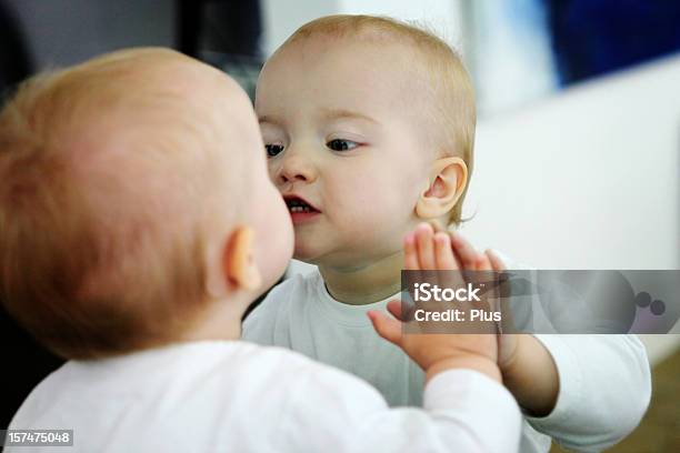 Foto de Bebê Olhandose Em Um Espelho e mais fotos de stock de Bebê - Bebê, Olhar, 12-17 meses