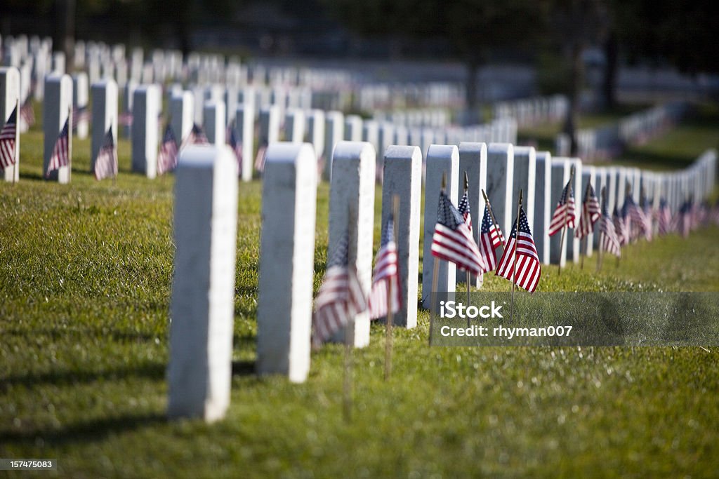 El día en el cementerio - Foto de stock de Día de los caídos de Estados Unidos libre de derechos