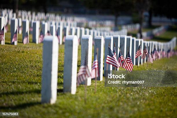 El Día En El Cementerio Foto de stock y más banco de imágenes de Día de los caídos de Estados Unidos - Día de los caídos de Estados Unidos, Bandera, Cementerio